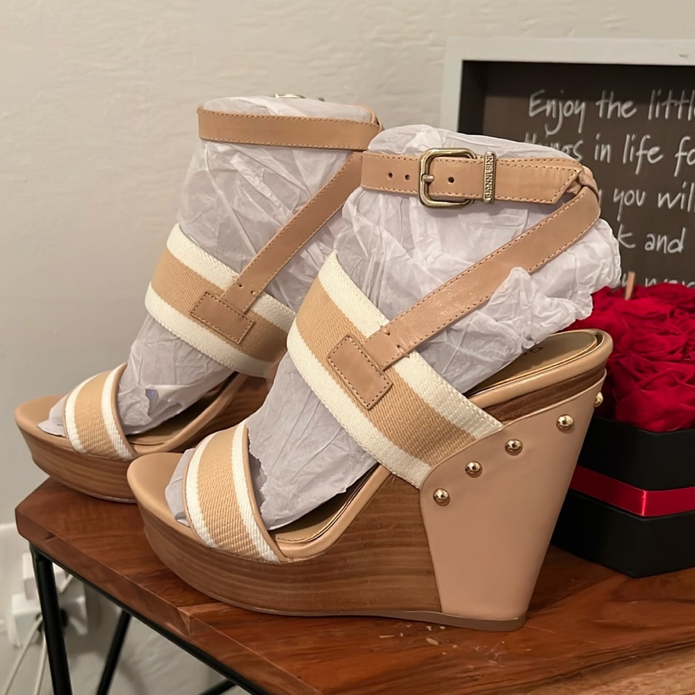 Gianni Bini Size 8 New in Box Wedges.